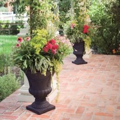 Festonada Urn Planter